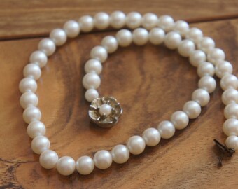 Vintage Faux Pearl White Beaded Beads Flower Necklace Japan