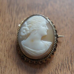 Vintage Jewelry Brooch Pin Pendant 2 in 1 Hand Curved Woman /Lady Cameo Collectable  Gold Filled Shell White Pink Authentic   E-052
