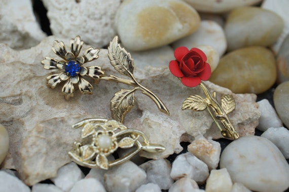 Vintage flower brooches and pins set