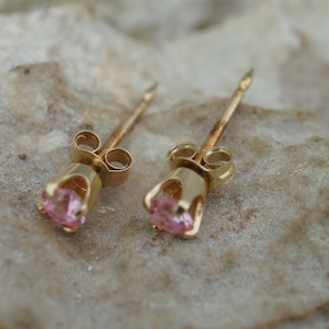 14k Solid Gold Vintage Art Deco Bolt Ohrstecker mit rosa Zirkonia Stein 2 mm Acute Pierce Sicherheitsgerät Nachlass Tiny L2