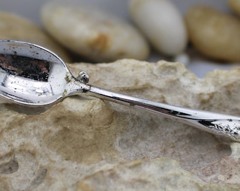 Towel Silver tone Pin Miniature Art Jewelry Brooch Vintage Mini Spoon Circa  Brooch so328