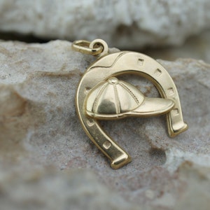 Vintage 14K Gelbgold Jockey Mütze und Glück Hufeisen Charme/Anhänger Art Deco Modernist Schmuck L1