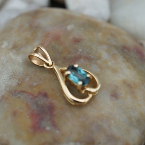 SOLID GOLD 14k Pendant Carved Heart Green Stone Art Deco Charm Chain Vintage Jewelry Z