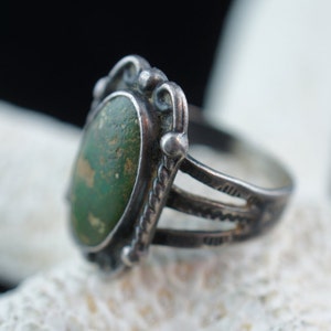Sterling Silver 925 Ring Size 5.5 Vintage Jewelry Art Deco Modernist the top of the ring is decorated with green gemstone arrow X189