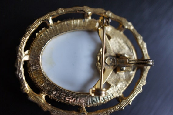 Vintage Jewelry  Victorian Golden Gold Tone Cameo Lady Pin Brooch Beautifully Detailed M-067 View 4