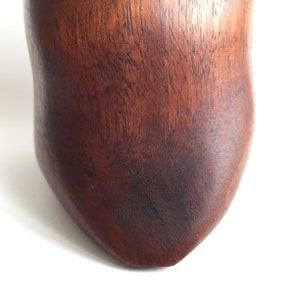 Figura Decorativa De Pingüino De Madera Architectmade - Pequeño Tamaño, Diseño Minimalista, Color Marrón