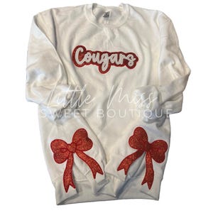 Besticktes Sweatshirt mit seitlichem Bogen und Glitzer „Cougars“, trendige seitliche Bogenapplikation, Sweatshirt mit Schleife im Kokettstil, Team Spirit Sweatshirt