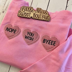 Sudadera de San Valentín con corazón de caramelo "Nope You Wish Byeee" / Cuello redondo con aplique de corazón rosa / Camiseta divertida anti-San Valentín / Top de San Valentín para mujer