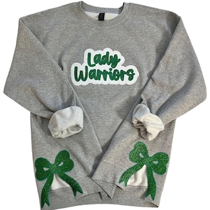 Besticktes Sweatshirt mit Seitenbogen und Glitzer “Warriors”, Trendige Seitenschleifen-Applikation, Sweatshirt mit Schleife im Kokettstil, Team Spirit Sweatshirt