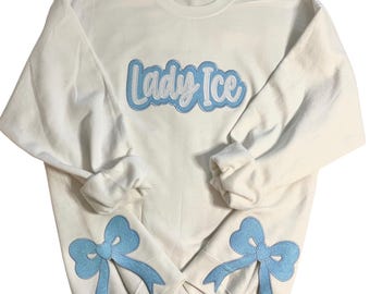Besticktes "Lady Ice" Sweatshirt: Glitzerschleifen-Applikation, Team Spirit Sweatshirt