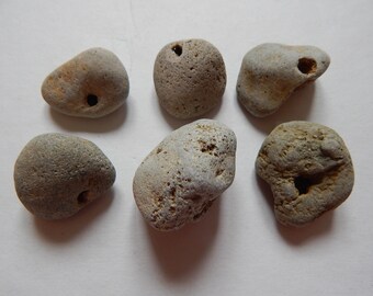 Gelochte Natursteine dekorative Meer Strand-Funde Pebbles natürlichem Anhänger 6 Stück Schutz vor bösen Blick Traum Stein Glück Stone