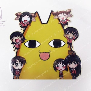 以下が含まれることがあります： 大きな目と舌を出した漫画の猫の顔が描かれた黄色のステッカー。赤い服と黒い服を着た小さな漫画のキャラクターが猫を囲んでいます。ステッカーの端には「Jennipuff」の文字が繰り返されています。