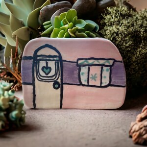 Grazioso vasetto , porta biglietti da visita, porta piccola cancelleria a forma di roulotte caravan in ceramica handmade