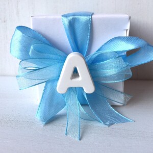Tiza en forma de letras para obsequios de boda.