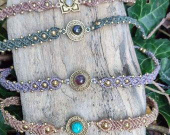 Makramee Choker mit Halbedelsteinen und indischen Messinganhängern