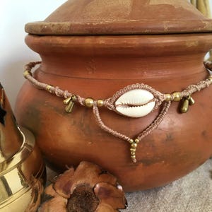 Collana in macramè con conchiglie di ciprea · Girocollo boho regolabile con dettagli in ottone · Gioielli fatti a mano ispirati alla spiaggia