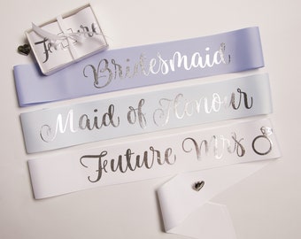 Ceintures de fête de poules personnalisées avec épingle incluse / Ceinture de fête de enterrement de vie de jeune fille / Ceinture d’anniversaire / Mariée à être ceinture / Future Mme Sash / Gros-grain premium