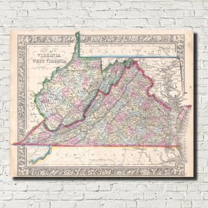 Könnte beinhalten: Eine antike Karte von Virginia und West Virginia mit detaillierter Kartografie und Staatsgrenzen in Grün, Rosa und Blau. Die Karte ist gerahmt und an einer weißen Backsteinmauer befestigt und zeigt historische geografische Daten.