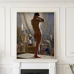 Puede incluir: Interior con un cuadro enmarcado de una figura desnuda sobre una chimenea blanca. Dos sillones de terciopelo verde con bases doradas a cada lado. Una mesa de centro de cristal y plantas en macetas completan la escena, creando un espacio habitable elegante.
