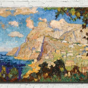 Op de afbeelding: Een impressionistisch landschapsschilderij dat een kustscène weergeeft. Het kunstwerk toont een ruige klif, een blauwe zee en een lucht met wollige wolken. Het kleurenpalet omvat blauw, groen en aardetinten, waardoor een levendig en gestructureerd effect ontstaat.