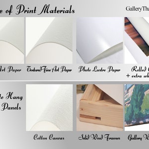 Pu&ograve; includere: Immagine che mostra vari materiali di stampa per opere d'arte. Include carta opaca, carta artistica strutturata, carta fotografica lucida e tela arrotolata con bordo bianco. Presenta anche pannelli di tela pronti per essere appesi, tela di cotone, cornici in legno massello e bordi avvolti da galleria.