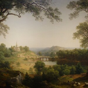 K&ouml;nnte beinhalten: Ein Gem&auml;lde, das eine &uuml;ppige gr&uuml;ne Landschaft mit einer kleinen Kirche in der Ferne zeigt. Die Szene zeigt einen gewundenen Fluss, eine Br&uuml;cke und eine Vielzahl von B&auml;umen, darunter eine gro&szlig;e Eiche im Vordergrund.