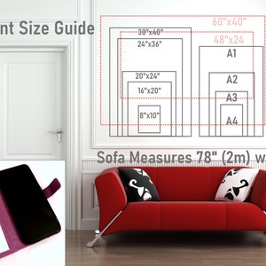 Pu&ograve; includere: Una guida alle dimensioni di stampa con cornici rettangolari di varie dimensioni, tra cui 152cm x 102cm, 76cm x 102cm e 51cm x 61cm. Un divano rosso con cuscini a motivi bianchi e neri &egrave; di fronte al muro. Viene mostrata anche una custodia per telefono di 6,4cm x 8,9cm.