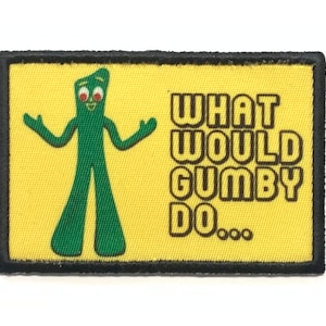 Peut inclure: Un écusson rectangulaire avec un fond jaune et une bordure noire. L'écusson représente le personnage vert de Gumby, les bras tendus. Le texte sur l'écusson se lit "WHAT WOULD GUMBY DO..." en lettres noires et grasses. L'écusson est probablement un accessoire.