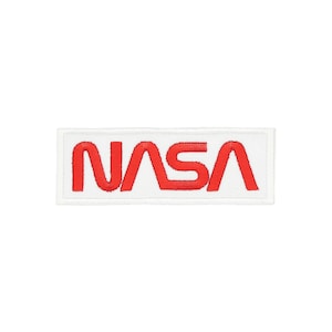 Pu&ograve; includere: Toppa ricamata con il logo NASA in rosso su sfondo rettangolare bianco. Il testo NASA &egrave; in un carattere audace e stilizzato. La toppa ha un bordo bianco ed &egrave; progettata per essere cucita o stirata sul tessuto.