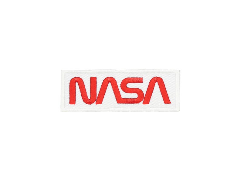 Pu&ograve; includere: Toppa ricamata con il logo NASA in rosso su sfondo rettangolare bianco. Il testo NASA &egrave; in un carattere audace e stilizzato. La toppa ha un bordo bianco ed &egrave; progettata per essere cucita o stirata sul tessuto.