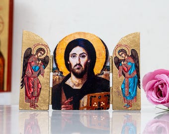 Tríptico artesanal de Cristo Pantocrator do Sinai e Arcanjos em tela de seda dourada.