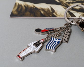 Handgemaakte sleutelhangers met de figuur van Tsolia (de Griekse Guardian), een traditionele sandaal en een Griekse vlag, gemaakt van metaal en email.
