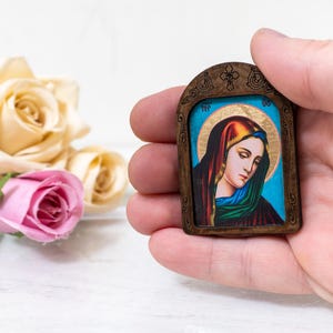 Icône chrétienne de poche Notre-Dame des Douleurs en bois Fabriquée à la main sur toile de soie - Détails complexes, petite icône du voyageur.