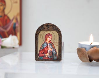 Icono de Santa Victoria de madera hecho a mano sobre lienzo de seda dorada. Arte cristiano.