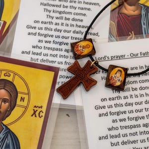Set mit 10 laminierten Gebetssymbolkarten mit Jesus Christus, mit Lederband gebunden, enthält zwei kleine Symbole und ein zentrales Kreuz Alle handgefertigt