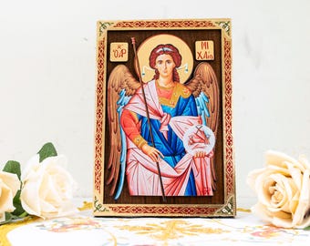 Arcángel Miguel, hecho a mano con pan de oro sobre madera tallada.