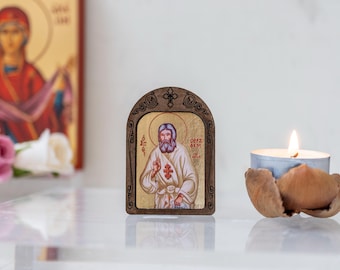 Icono de madera de bolsillo de San Serafín hecho a mano sobre lienzo de seda dorada. Arte cristiano.