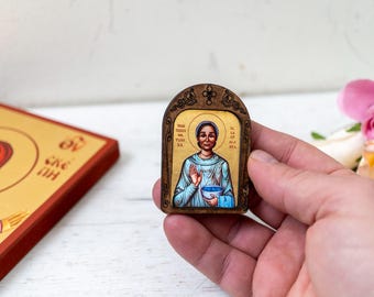 Santa Olga de Alaska, icono de madera de bolsillo hecho a mano sobre lienzo de seda dorada. Arte cristiano.