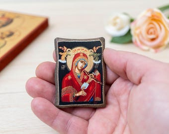 Virgen María sosteniendo a Cristo crucificado, lámina de oro, arte de bolsillo - Santuario de madera