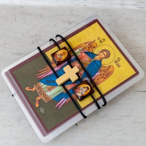 Set di 10 icone di preghiera plastificate con l'Arcangelo Gabriele legate con un cordino di cuoio, include due piccole icone e una croce centrale. Tutto fatto a mano