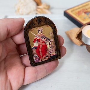 Compact houten icoon Saint Catherine, handgemaakt op zijdecanvas – fijnmazige details, klein genoeg om overal mee naartoe te nemen