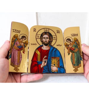 Tríptico de madera con Jesucristo, el Pantocrátor, y los arcángeles Miguel y Gabriel a los lados. Ícono griego cristiano: detalles asombrosos.