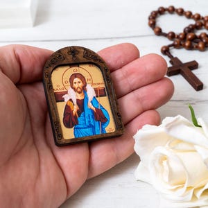 Icona compatta in legno con Gesù Cristo il Buon Pastore realizzata a mano su tela di seta – Dettagli intricati, piccola da portare ovunque icona del viaggiatore