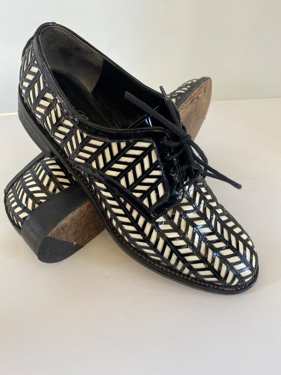 Bold and beautiful black and white leather Oxford sh… Gem