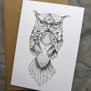 Carte de voeux, style tatouage dessin hibou plume et encre,