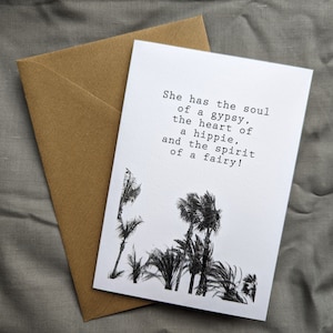 Tarjeta de felicitación, cita inspiradora, alma gitana, corazón de un hippie, espíritu de un hada, palmeras