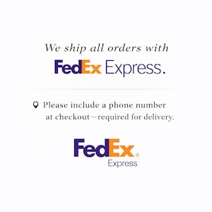 Może przedstawiać: Białe tło z logo FedEx Express w kolorze fioletowym i pomarańczowym. Tekst brzmi: &bdquo;Wszystkie zam&oacute;wienia wysyłamy z FedEx Express.&rdquo; oraz &bdquo;Prosimy o podanie numeru telefonu przy kasie - wymagane do dostawy.&rdquo;