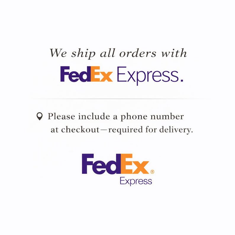 Może przedstawiać: Białe tło z logo FedEx Express w kolorze fioletowym i pomarańczowym. Tekst brzmi: &bdquo;Wszystkie zam&oacute;wienia wysyłamy z FedEx Express.&rdquo; oraz &bdquo;Prosimy o podanie numeru telefonu przy kasie - wymagane do dostawy.&rdquo;