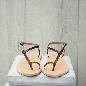 Men’s Greek Leather Toe Loop Sandals – Handmade Minimalist Brown Summer Flats