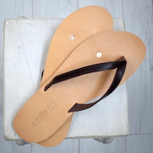 Sandalias de cuero para mujer de Astir – Pantuflas artesanales de conexión a tierra plana con remaches de cobre.